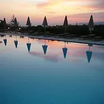 Ξενοδοχείο με διαμερίσματα Astra Village And